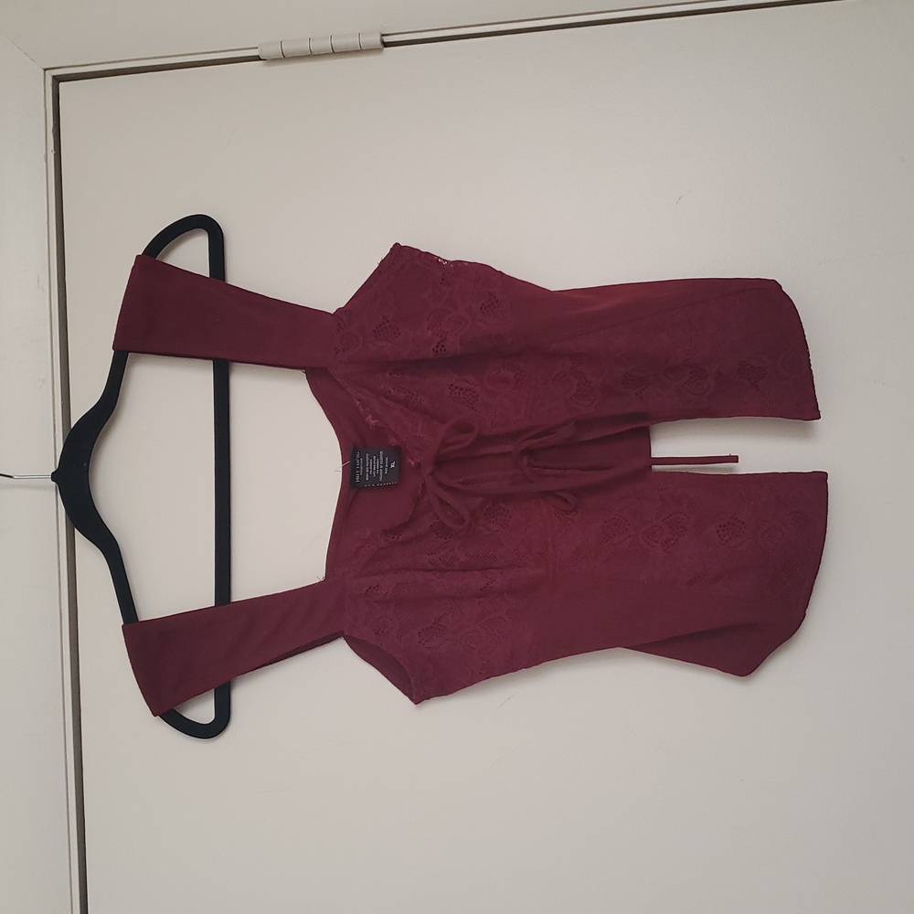 *NWT* Hot Topic's  Burgundy Lace-Up Trim Tie Front Split Women's Top